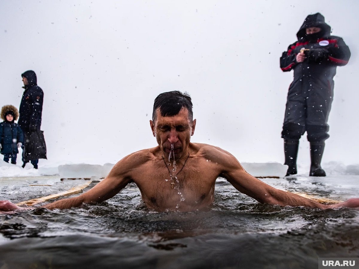     В прорубь нельзя окунаться тем, кто болен эндокринными заболеваниями, заявил Онищенко