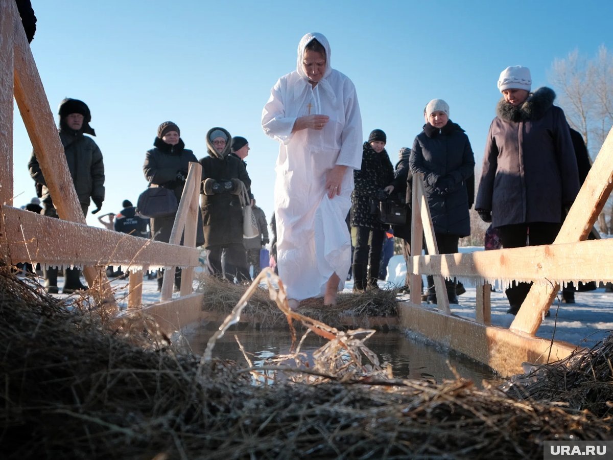     При окунании в прорубь нужно быть осторожным, заявил Мясников