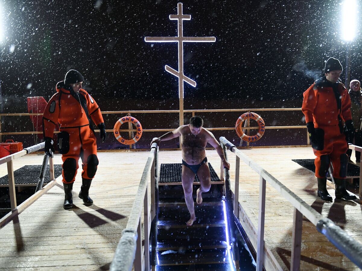    Работники Московской городской спасательной службы во время крещенских купаний верующих в Москве | © РИА Новости / Екатерина Чеснокова