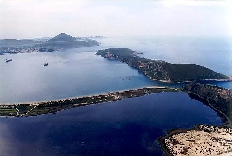 Гавань Пилоса и справа остров Сфактерия