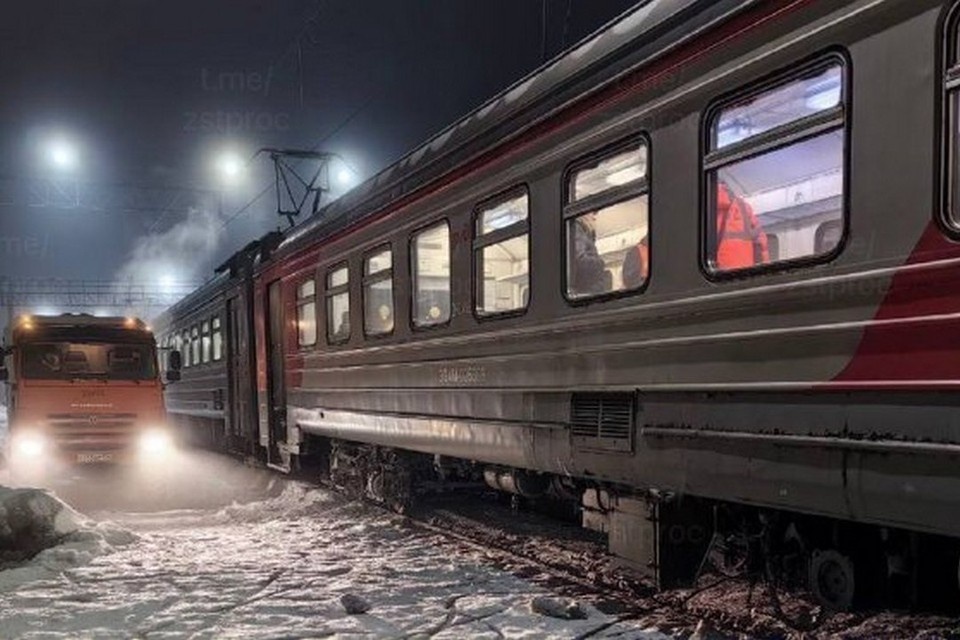    Вагон пригородного поезда сошел с рельсов в Новосибирске. Фото: Западно-Сибирская транспортная прокуратура