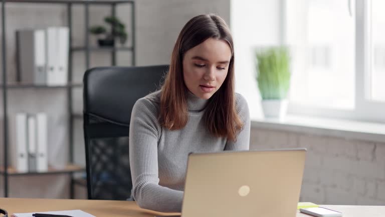 По какому вопросу, девочка-1