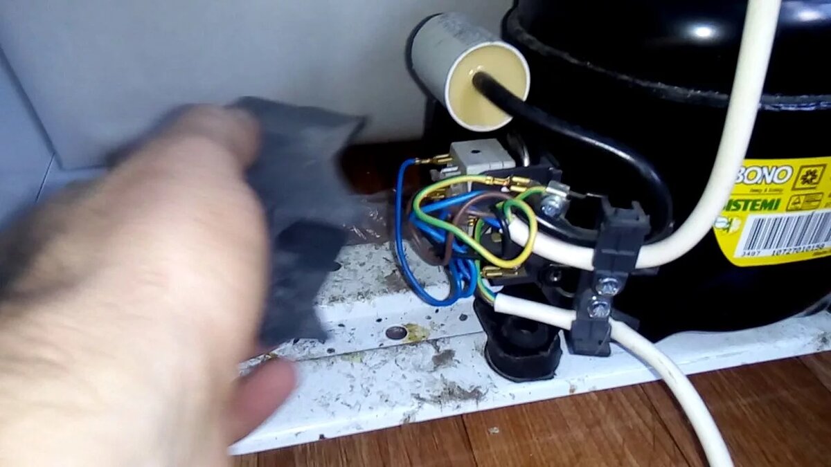 Пускозащитное реле на мотор-компрессоре холодильника