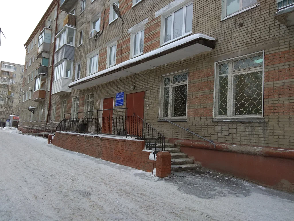 г.Омск. Одна из поликлиник "бесплатной" гос.лечебница.