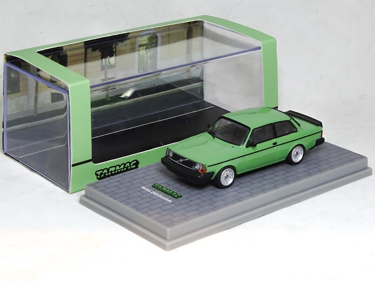 Рис. 1. Модель автомобиля Volvo 242 Custom от фирмы TARMAC в масштабе 1:64 до восстановления