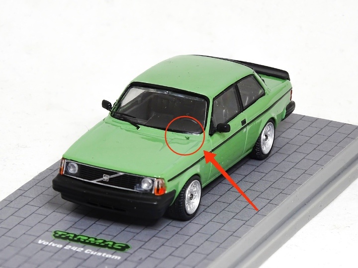 Рис. 2. Модель автомобиля Volvo 242 Custom от фирмы TARMAC в масштабе 1:64 с отсутствующим стеклоочистителем
