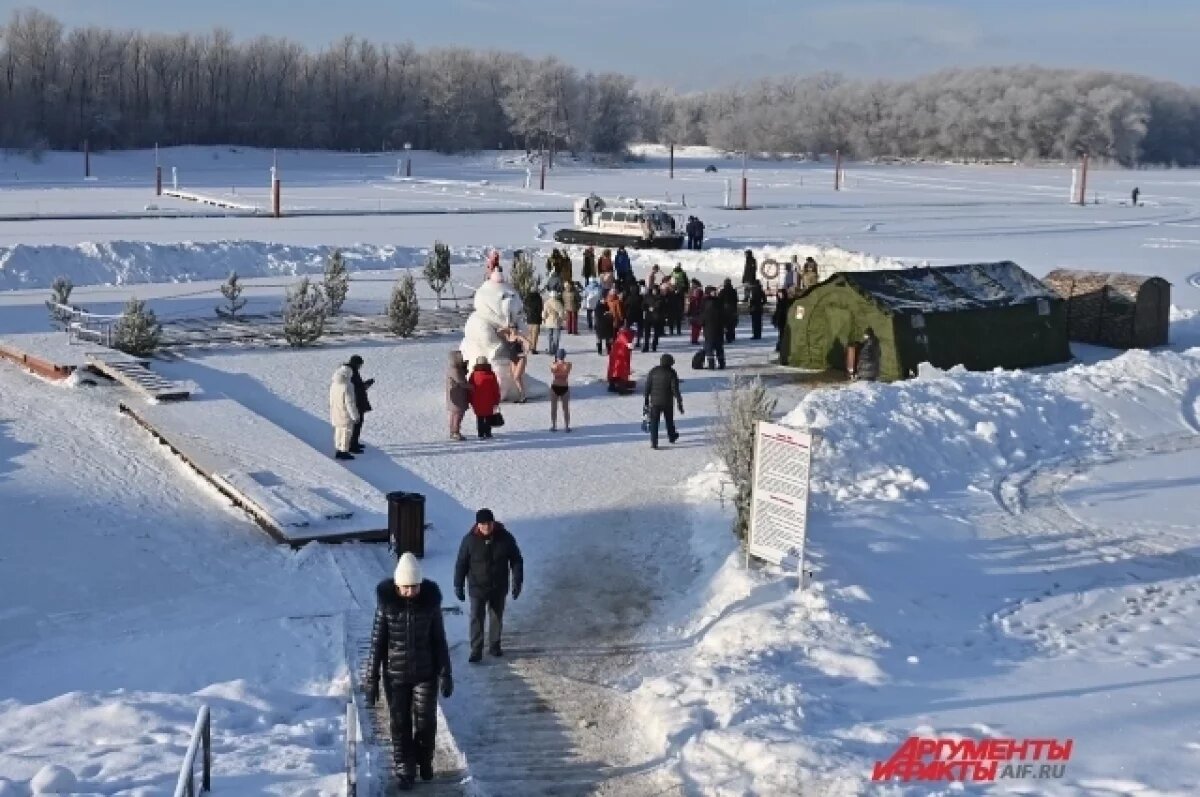    Студент из Египта впервые окунулся в прорубь в Томске