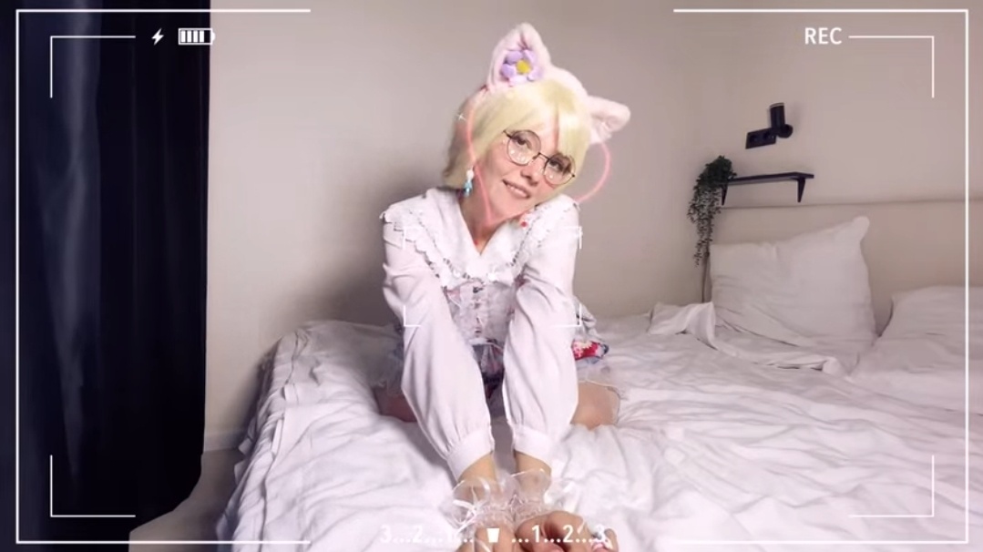 Девушка-онлифанщица, символ наглого перепотребления за счёт мужчин