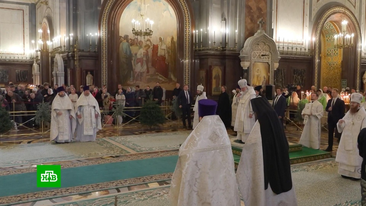    Патриарх Кирилл освятил воду в храме Христа Спасителя в Крещенский сочельник