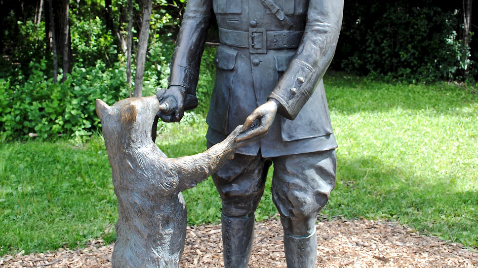 Статуя Гарри Коулборна и медведицы Винни в парке Ассинибойн в Виннипеге, Канада.📷Фото: Shutterstock Premier / Fotodom