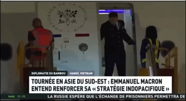    Навыки женской самообороны демонстрирует первая леди Франции. GIF-видео: ТГ-канал "Московский комсомолец"