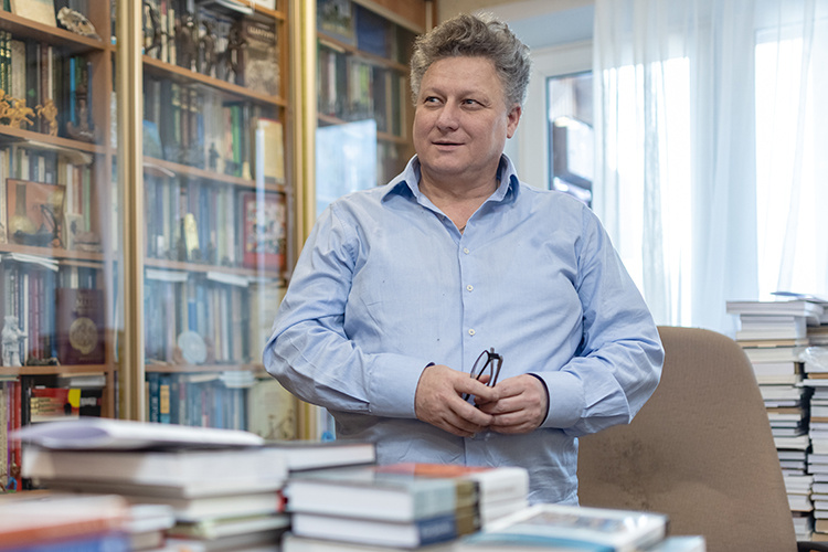    Искандер Измайлов: «Изучать мифологию, используя сказки и легенды, отрывочные и скудные сведения современников, — это все равно что пытаться за улыбкой Чеширского кота разглядеть само животное».   
Фото: «БИЗНЕС Online»