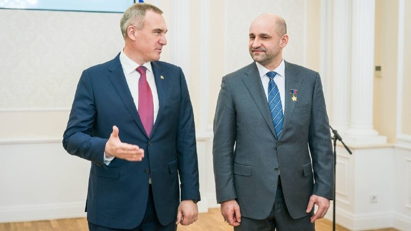    Губернатор Югры поздравил с днем рождения полпреда президента РФ в УрФО