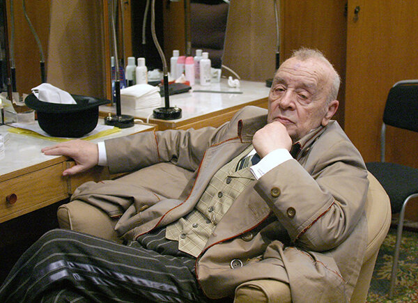 Леонид Броневой в гримерке