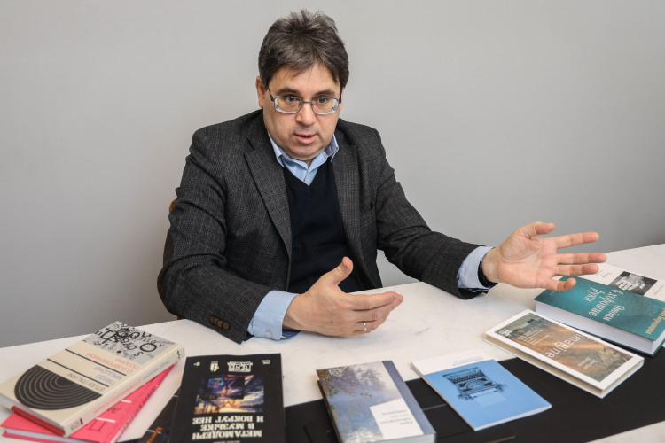    Артем Скворцов: «Ведущая тенденция сейчас — это социокультурная фрагментация. Крайне трудно и вообще едва ли возможно выделять события в культуре, которые были бы интересны абсолютно всем. Это касается любого искусства: и музыки, и театра, и кино, и литературы».   
Фото: Андрей Титов