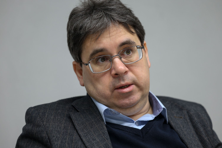    «Наблюдается трагикомическая ситуация: кризис перепроизводства пишущих стихи и сокращение количества читателей поэзии».   
Фото: Андрей Титов