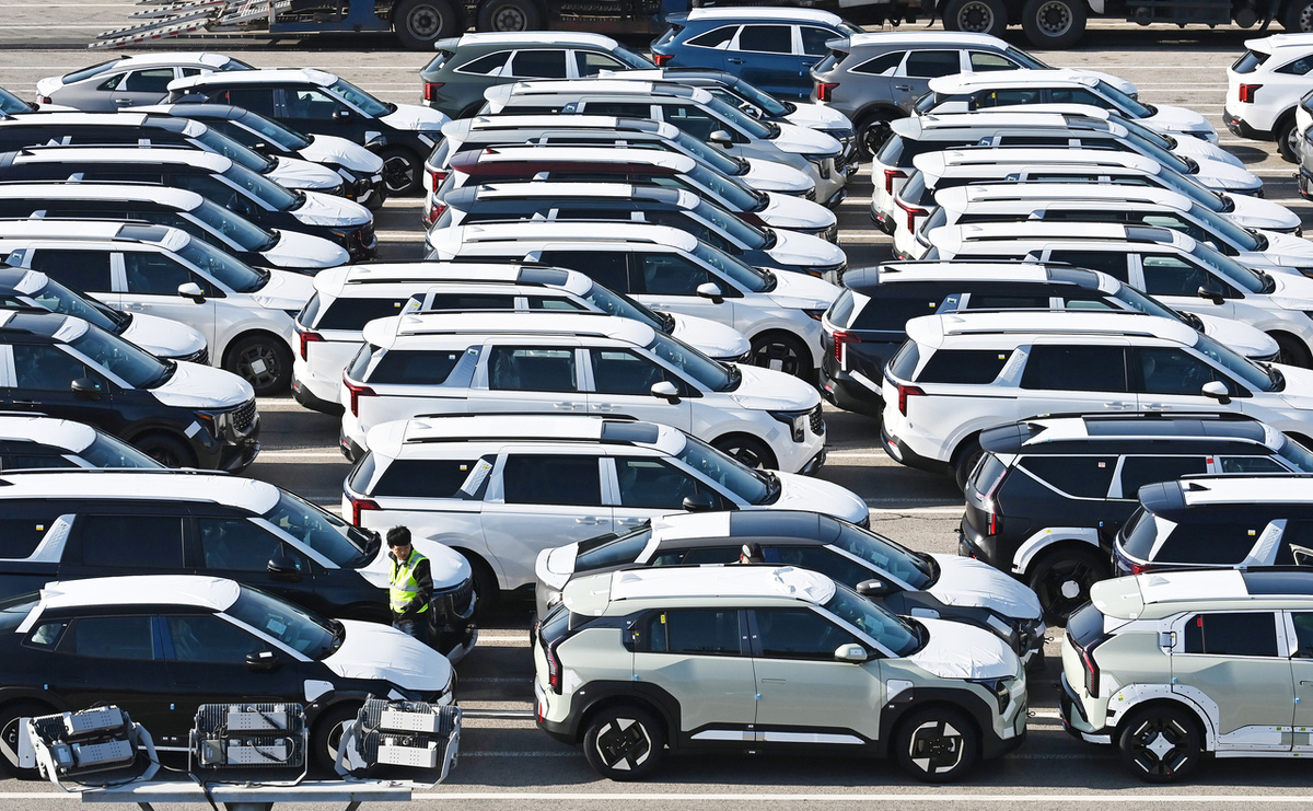 Автомобили припаркованы на автомобильном терминале в порту Пхёнтхэк в провинции Кёнги. (Newsis)
