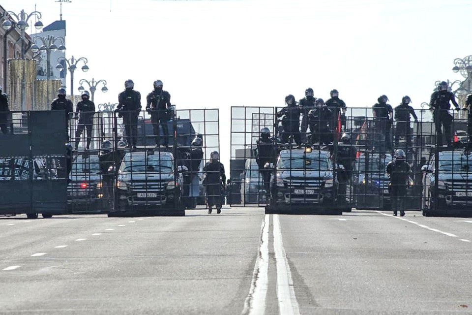    Август 2020 года, сотрудники ОМОН в центре Минска перегородили улицу у комплекса правительственных зданий. Дмитрий СТЕШИН