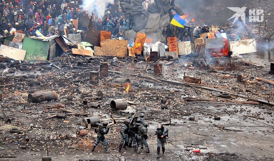    Дни кровавой развязки "евромайдана": противостояние сотрудников "Беркута" и толпы протестующих в центре Киева. Александр КОЦ, Дмитрий СТЕШИН