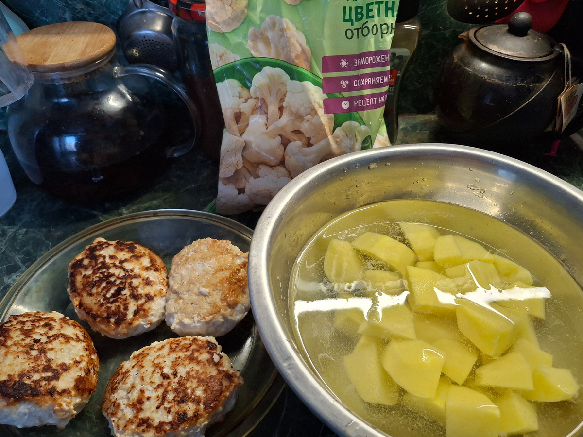 Котлеты и запеканка из цветной капусты с картофелем. Чем не ужин?! Фотография сделана автором статьи