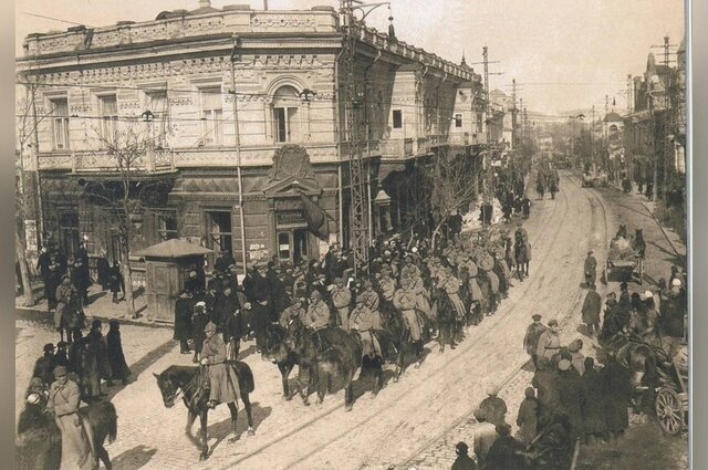    Кавалерийские части РККА проходят по ул. Салгирной, Симферополь, 1920-е. Фото: Из архива/ Центральный музей Тавриды