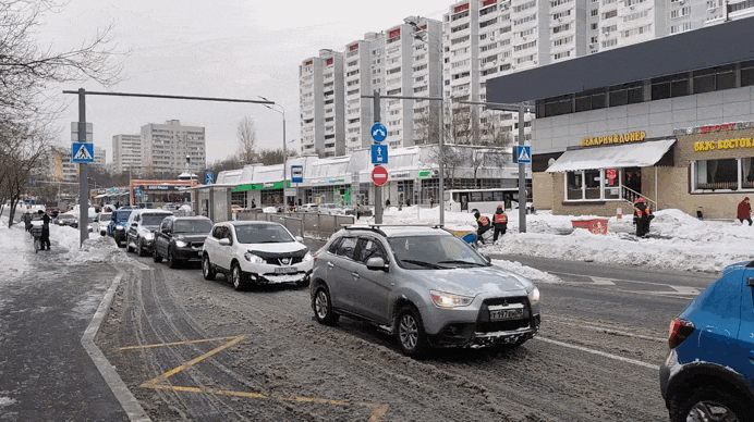    Говорите, что в Москве не хватает дворников? Да их столько, что иногда не протолкнёшься. Видео: ТГ-канал @delyagin
