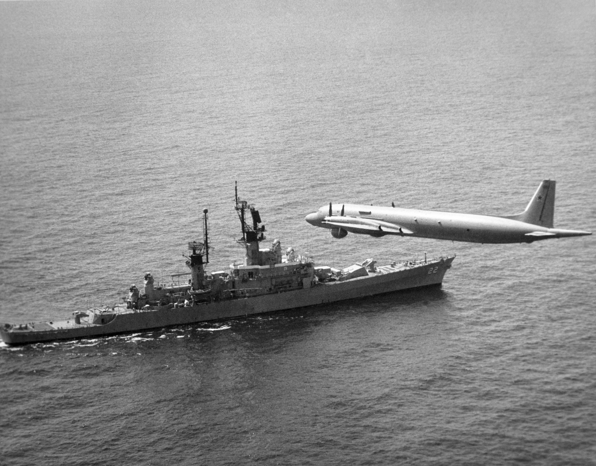Противолодочный самолет Ильюшин Ил 38 Морской Авиации ВМФ СССР проходит над американским крейсером УРО «Ингленд»