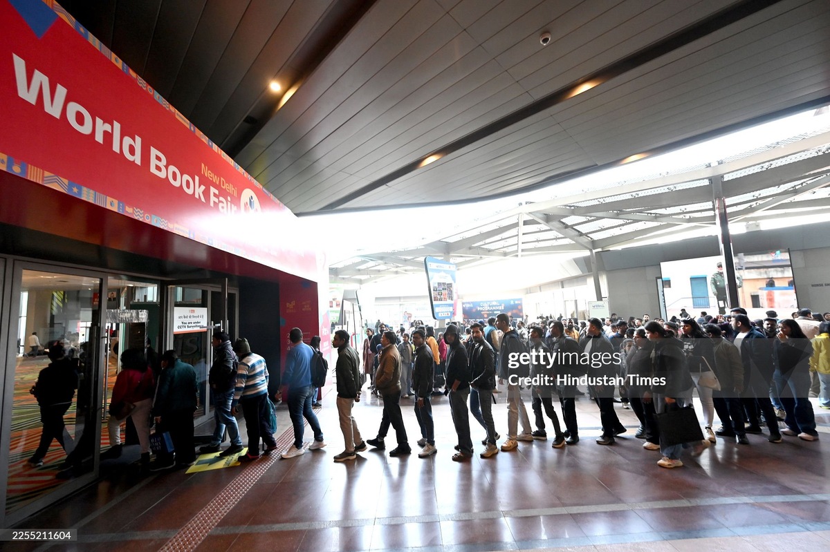 Очередь на выставку,  источник фото https://www.gettyimages.f/