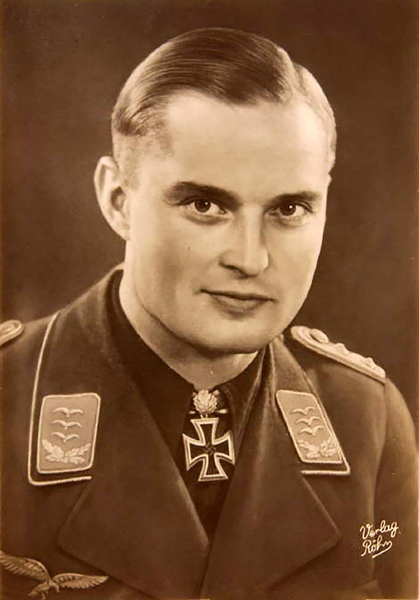 Курт Брэндле - бессменный командир II группы в 42 и 43 году. Он был сильным асом, но его способности как командира были низкие. Он больше всего заботился о сокращении потерь, что вело к формированию слишком осторожного стиля, и не препятствовал накруткам результатов