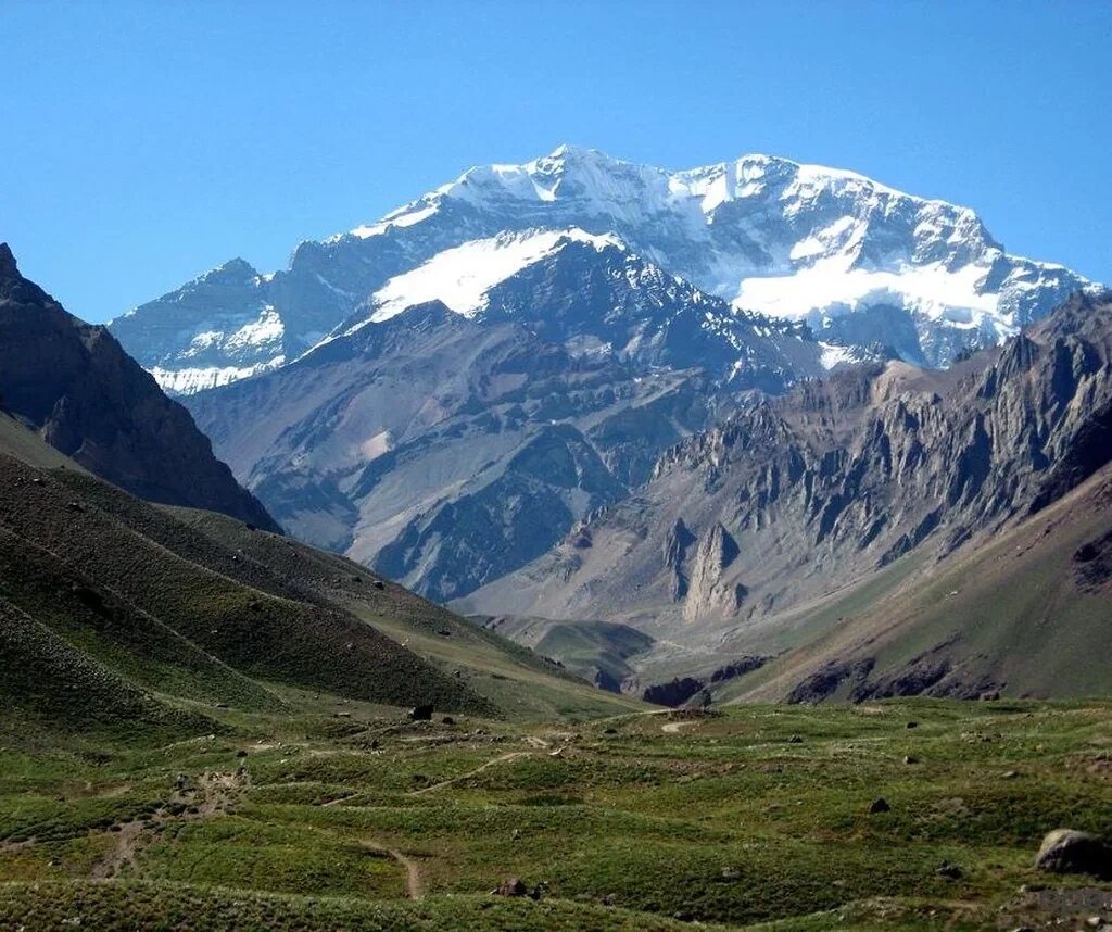 Гора Костюшко (2 228 м над уровнем моря) – высочайшая вершина Австралии. Яндекс Карты / Рома / https://yandex.by/maps/org/gora_kostsyushko_2228_metrov/119988855673/gallery/?ll=148.254676%2C-36.493872&photos%5Bbusiness%5D=119988855673&photos%5Bid%5D=urn%3Ayandex%3Asprav%3Aphoto%3A10231026_2a000001903007b6e5a8a8b886d6694bee4f&z=13