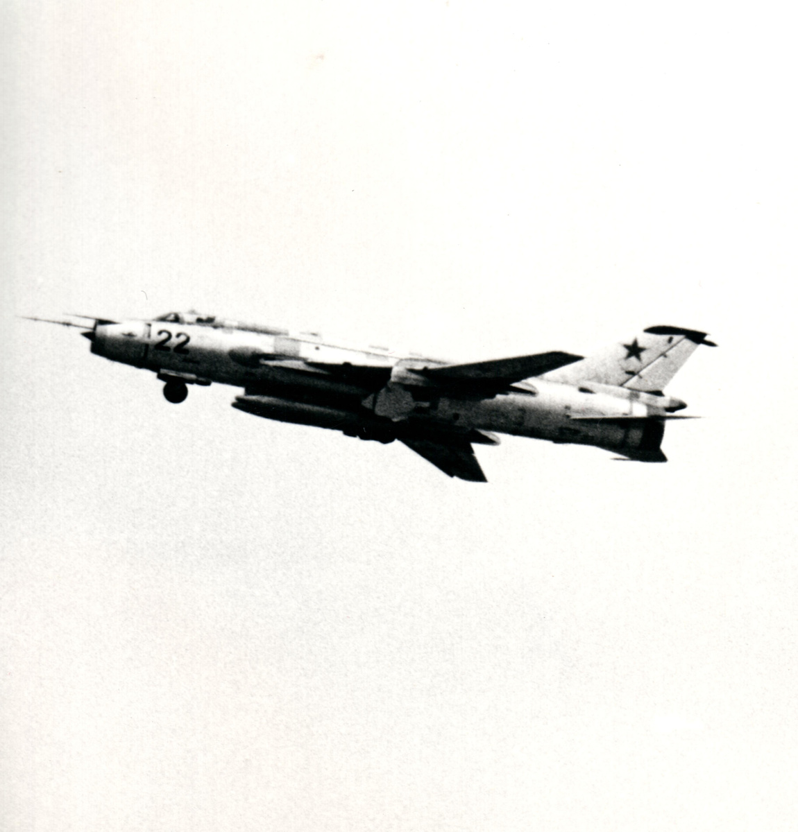 Истребитель-бомбардировщик Су-17, сверхзвуковой многорежимный с крылом изменяемой стреловидности, на снимке борт 22 из 34-го инструкторского АПИБ убирает шасси после взлета с аэродрома Насосная, 1979 г.
Фото В. Самошкина из собрания С.Г. Мороза
