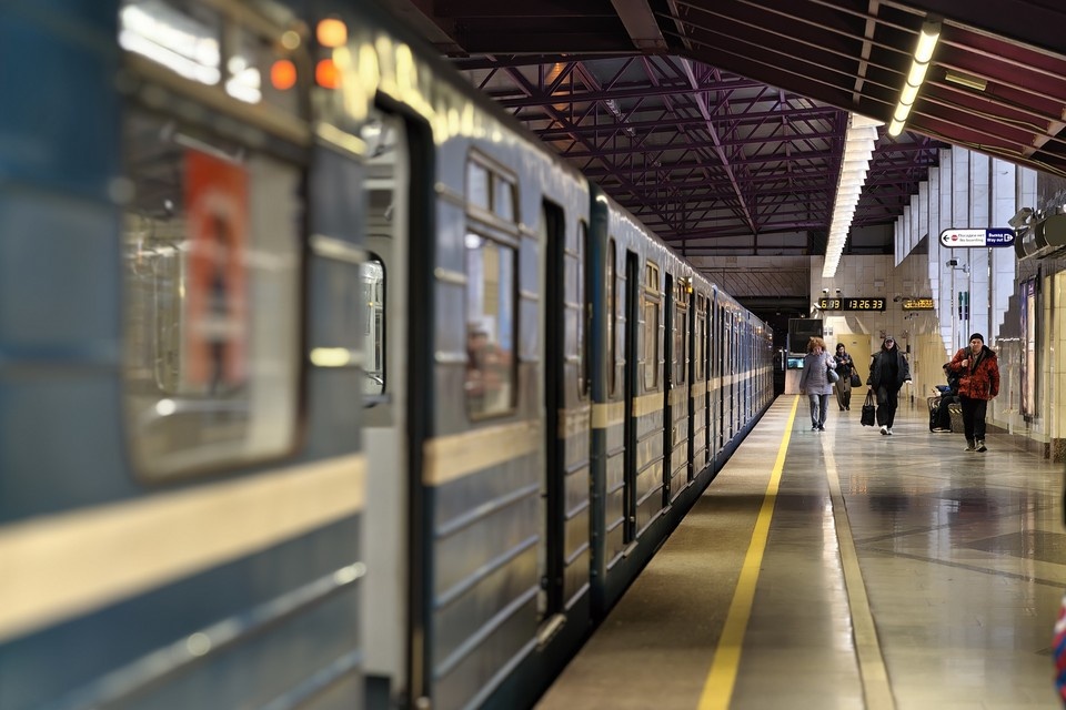    Утром 18 января на станции метро «Шушары» пассажир упал на рельсы. Алексей БУЛАТОВ