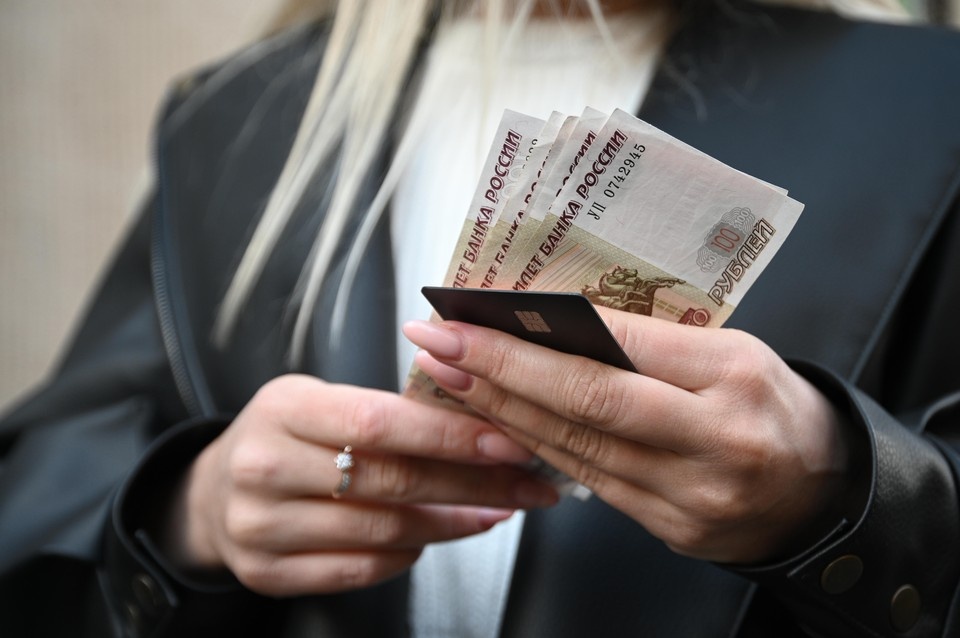    Полицией Выборгского района задержана подозреваемая в соучастии в мошенничестве почти на 22 миллиона рублей. Мошенники обманули 86-летнего дедушку. Алексей БУЛАТОВ