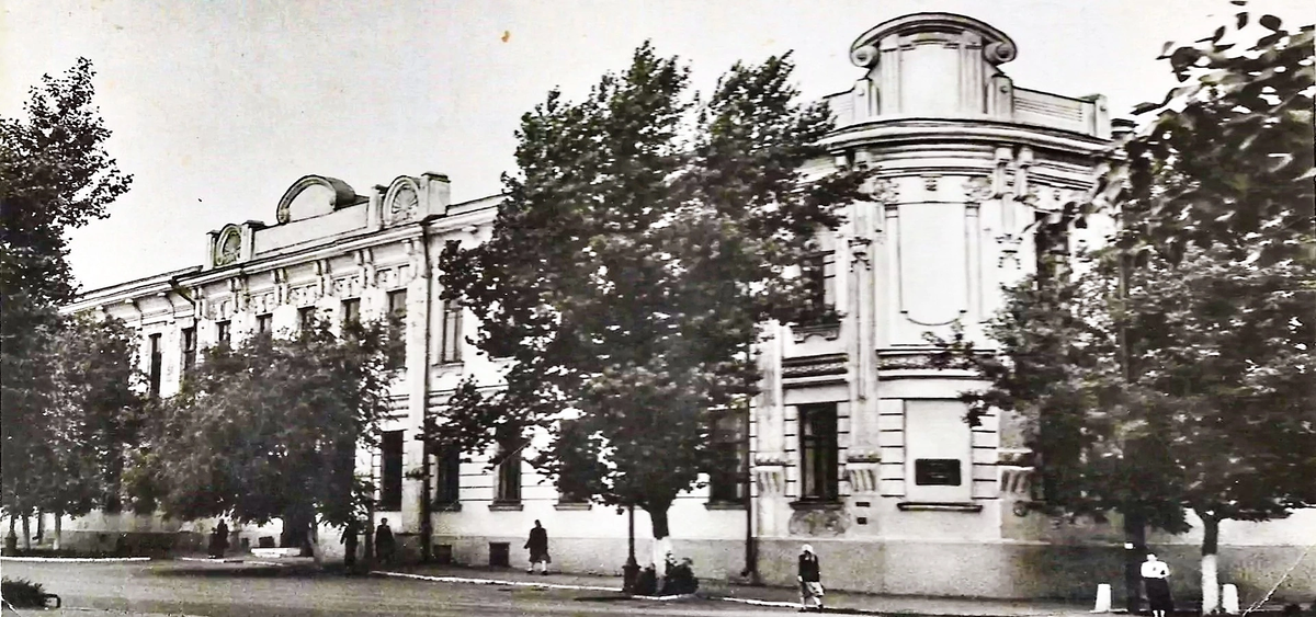 Здание бывшего самарского окружного суда, которое губернатор Григорий Аксаков лично присмотрел для него. Фото: prlib.ru