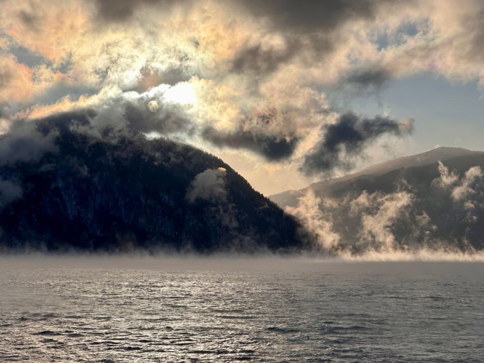    Парение на Телецком озере. Источник: Роман и Татьяна Воробьёвы / Алтайский заповедник.