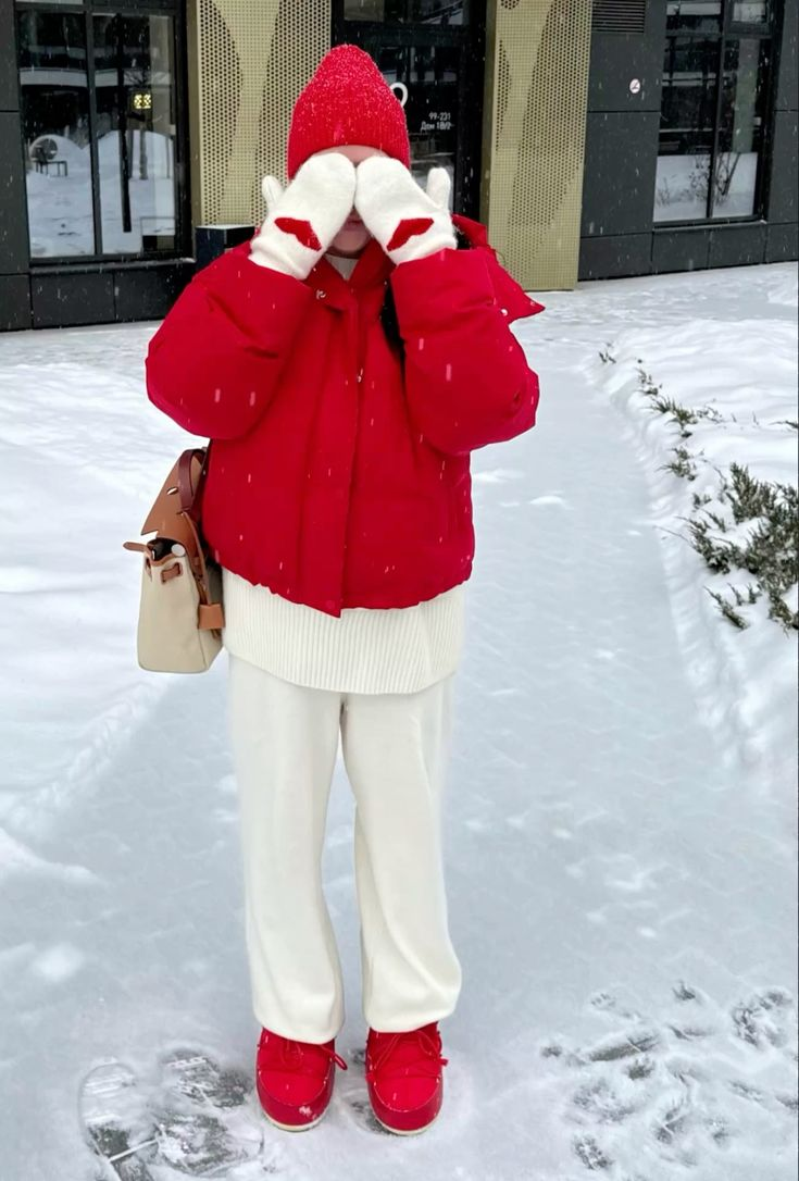 Оранжевый, насыщенный бордовый и Mocha Mousse пробьются сквозь зимние тона — красим шарфы или вставки в монохром