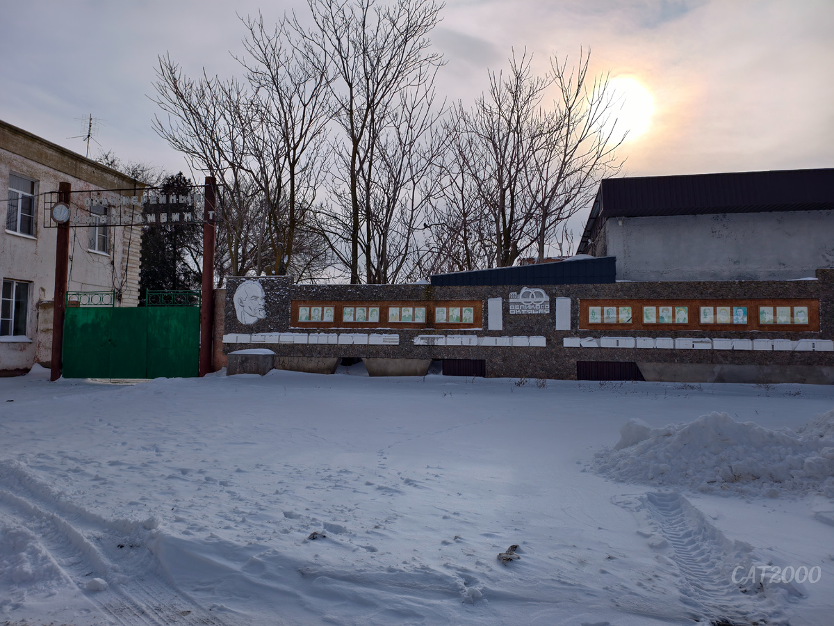 Сохранившаяся доска почета у въезда на территорию рыбокомбината