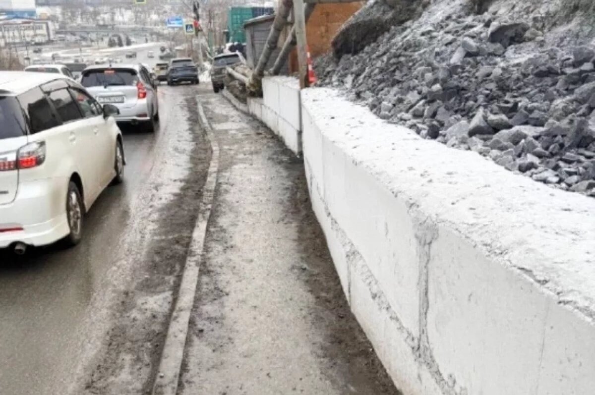    Мэрии Владивостока не понравился ремонт тротуаров на Баляевском путепроводе