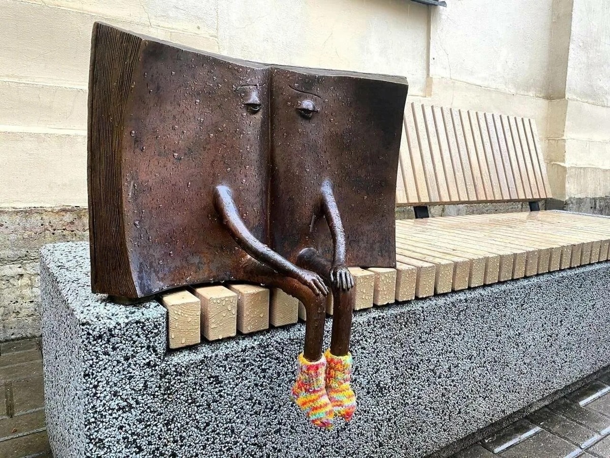 Скульптура "Потерянная книга" в носочках. Дворик, Литейный проспект, 55, Питер