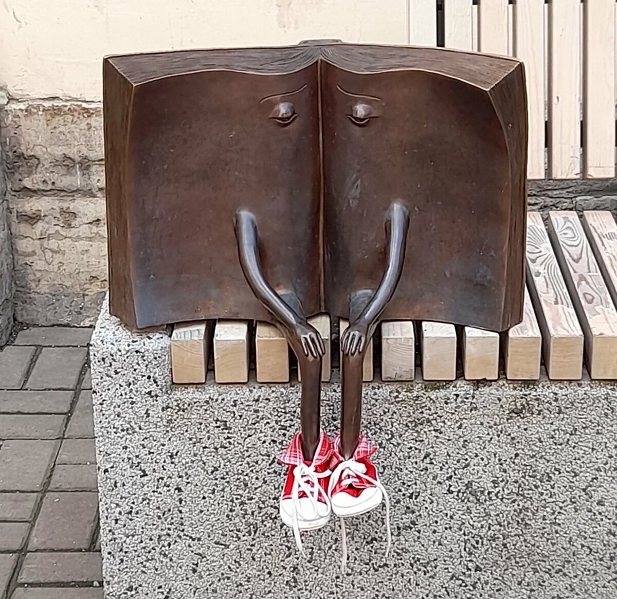 Скульптура "Потерянная книга". А здесь она в кедиках