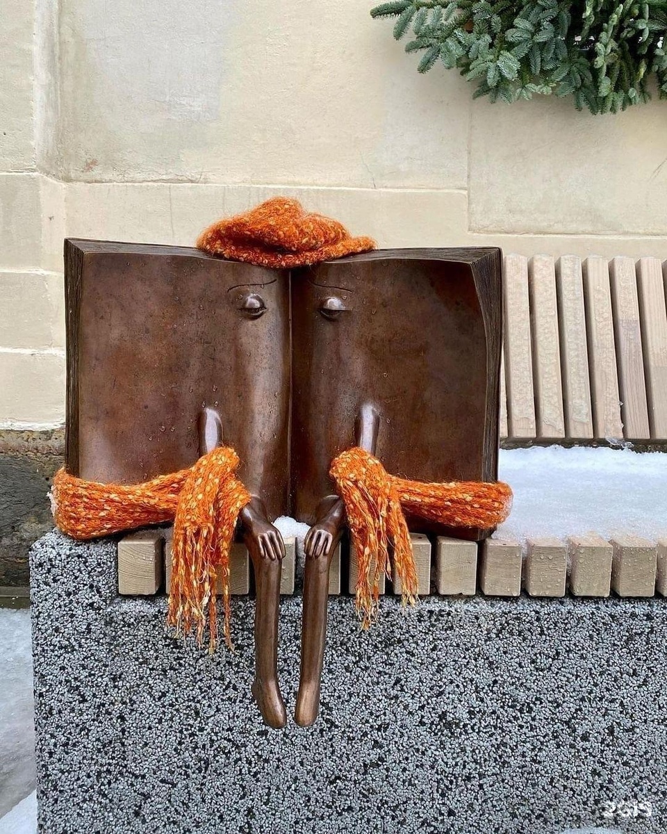 Скульптура "Потерянная книга" в шапочке и шарфике