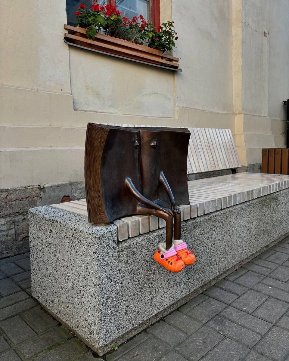 Скульптура "Потерянная книга" в носочках и кроксиках