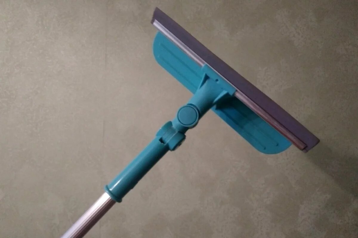    Молодая петербурженка хотела избить полицейского шваброй