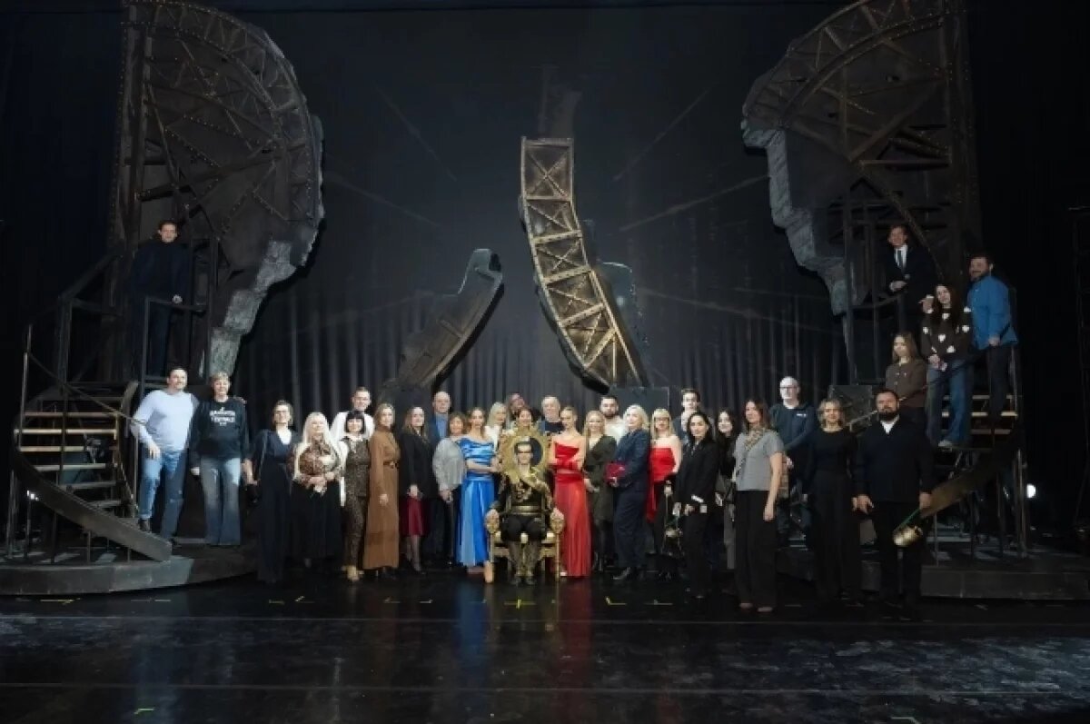    Общее фото с Главной маской короля.