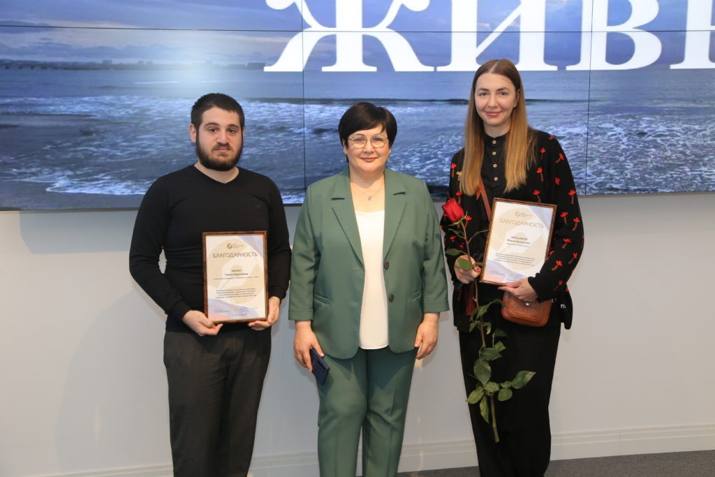    Председатель Союза журналистов Кубани Диана Горбань, корреспондент «Комсомольской Правды» – наш юнкор, выпускник 20-й школы Гарик Ароян и Мария Вяльшина. Фото: Сергей Надеждин.