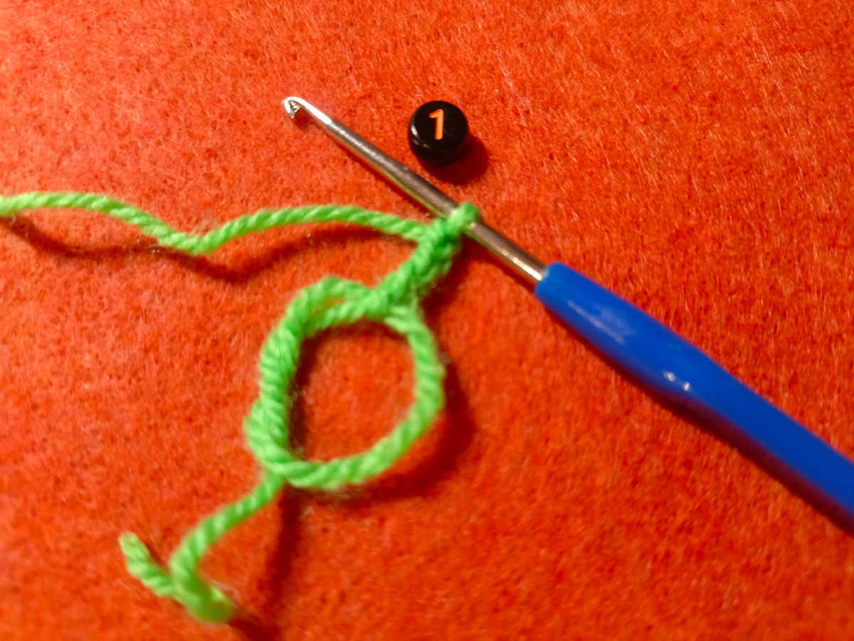 В петлю амигуруми провязываю 3 воздушные.