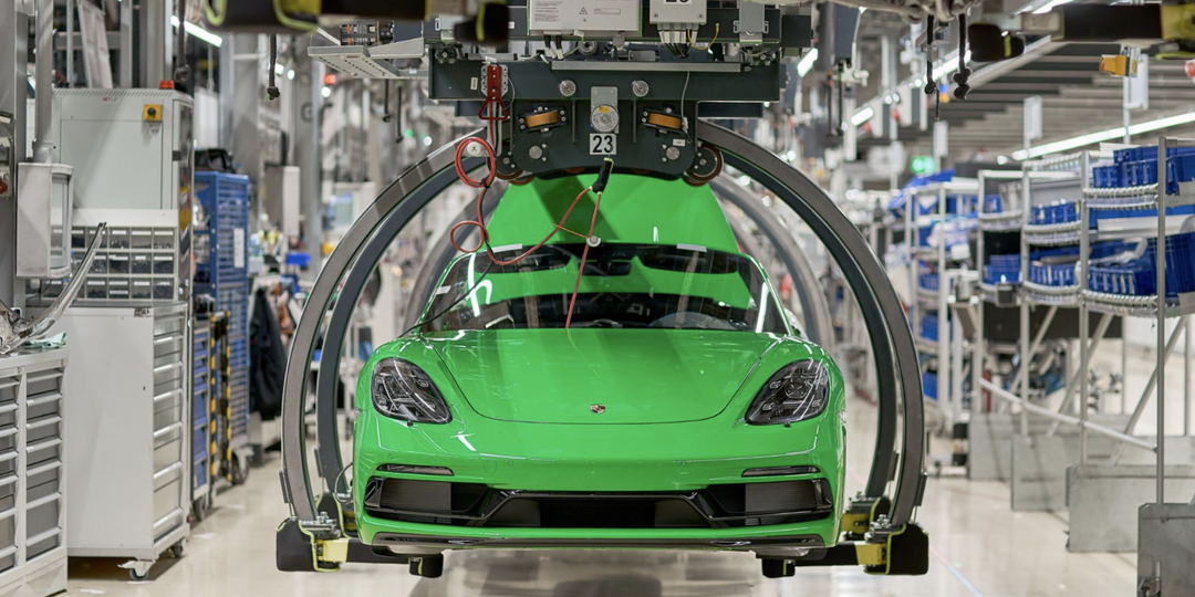 Porsche в нокауте: Как китайские «гаджеты» унизили немецкий люкс (и почему бензин снова в моде)