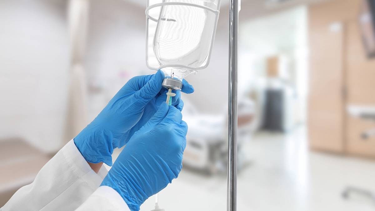    Состав детокс-капельницы обычно включает физраствор и активные компоненты: антиоксиданты, витамины, аминокислоты / Фото: Shutterstock