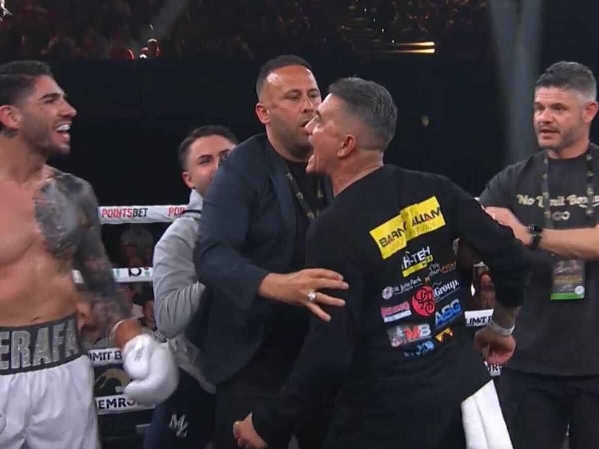    Момент поединка между Майклом Зерафой и Томми Меркьюри | © Фото : Скриншот с трансляции