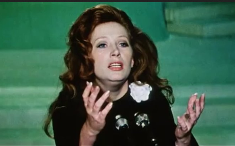 Кадр из фильма "Женщина, которая поёт"